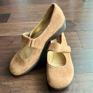 Soft Spots Women’s Adjustable Velcro Strap Tan Flats 10 W Nubuck Suede Leather